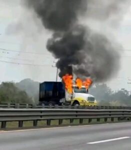 Caos en la carretera 150 D: incendian tractocamiones en Ciudad Mendoza y Fortín; activan Código Rojo