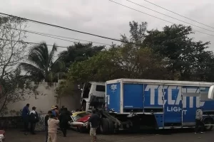 Carambola en la Veracruz-Xalapa deja personas prensadas en Las Bajadas.