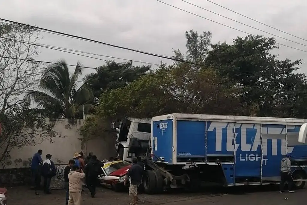 Rescate de personas prensadas en carretera Veracruz-Xalapa