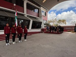 Día de la bandera coincide con regreso a clases en la UX