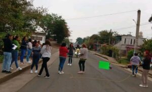 Padres de familia bloquean carretera Huatusco–Conejos en Totutla; exigen asignación de maestro