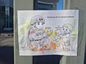 Niñas y niños entregan dibujos a la GN  como reconocimiento por cuidar a la ciudadanía