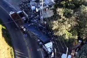 Un aparatoso accidente ha paralizado una de las arterias más importantes de conexión en el Estado de México este fin de semana. Aquí tienes los detalles del siniestro en la Naucalpan-Toluca, bajo estándares de Yoast SEO.  Cierre total en la Naucalpan-Toluca por volcadura de tráiler con chatarra