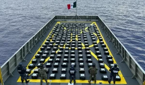Marina de México y Guardia Costera de EU aseguran 188 bultos de cocaína en altamar