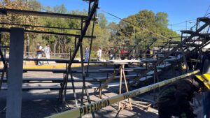 Colapsan gradas en foto de graduación de la UV: 18 alumnos de Derecho lesionados