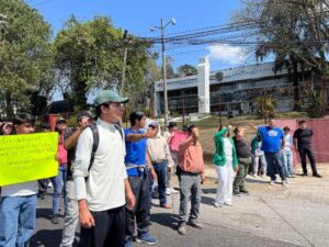 Deportistas bloquean la carretera federal 140 frente a la SEV