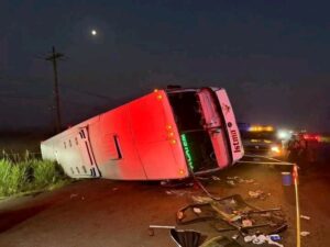 Volcadura en la carretera Paso del Toro-Alvarado deja dos muertos