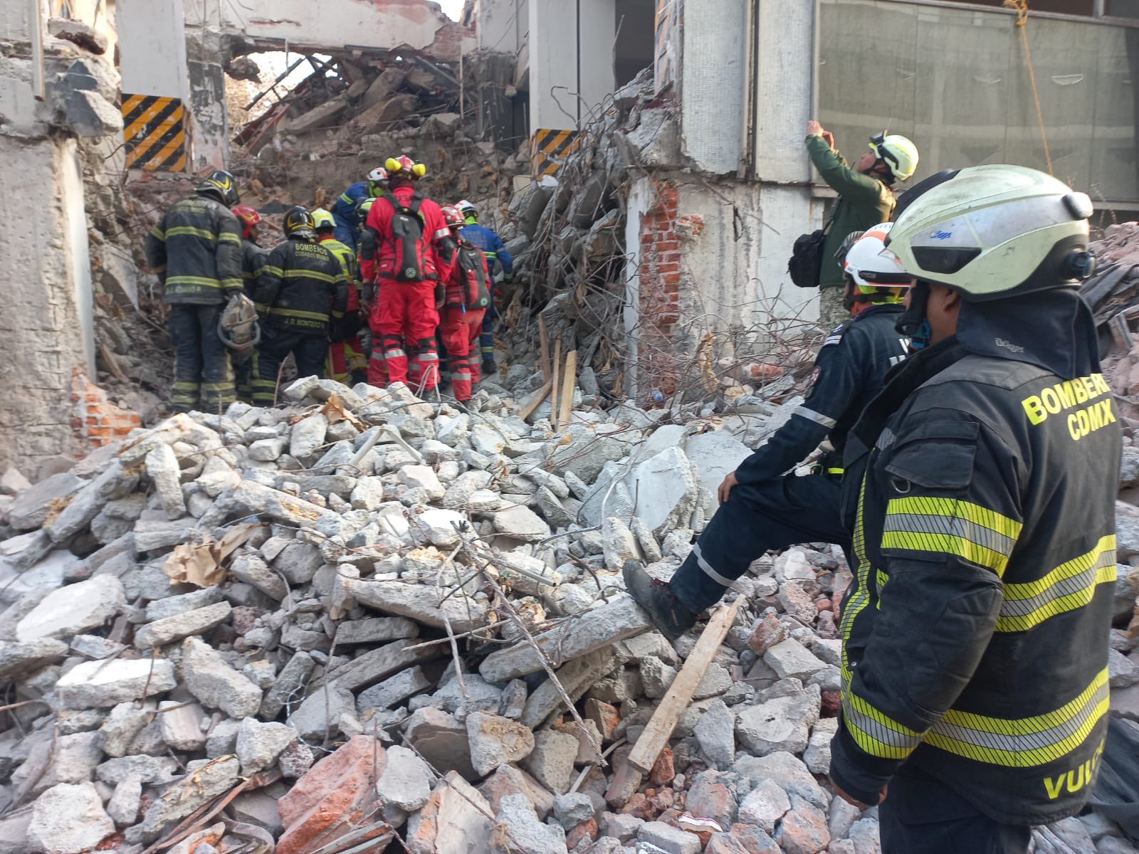 Rescate en edificio colapsado de la colonia Tránsito, CDMX