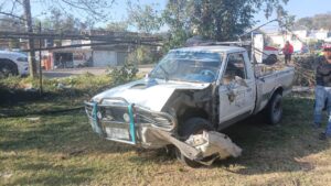 Camioneta de carga sale de la carretera tras falla en frenos en Piletas