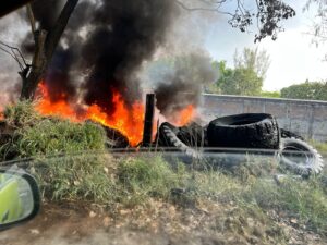 Sofocan incendio por quema de llantas en la colonia Campestre