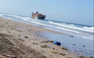 Derrame de petróleo invade playas de Alvarado