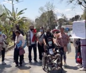 Pacientes de hemodiálisis bloquean la avenida Ruiz Cortines