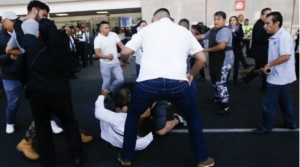 Caos en el AICM: Choque entre policías y taxistas por servicios de aplicación