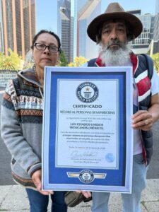Padres buscadores llevan “Récord Guinness” a Palacio Nacional