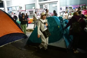 Colectivos cumplen 24 horas en la CEAIV