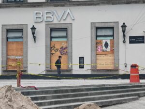 Protegen comercios del centro de Xalapa previo a marcha por el Día Internacional de la Mujer