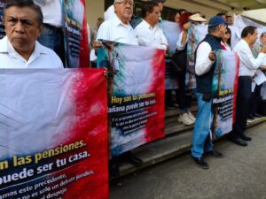 Jubilados de CFE en Veracruz protestan por reforma al artículo 127