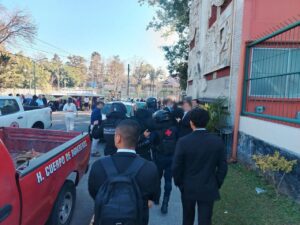 Activan protocolos de emergencia tras desplome de tarima en la Universidad Veracruzana