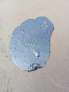 Derrame de hidrocarburo contamina 50 km de playas en el sur de Veracruz