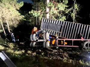 Tráiler con doble remolque sufre volcadura en tramo San Hipólito–Villa Aldama