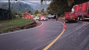 Tractocamión con carga de block sufre accidente en la carretera Teziutlán–Nautla