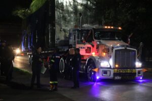 Trailero que destrozó caseta de La Antigua es frenado a disparos por SSP en Veracruz Puerto