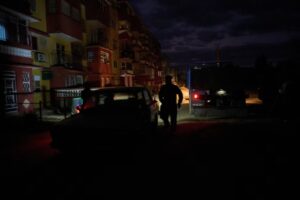 Cuba intenta levantar su sistema eléctrico tras apagón masivo