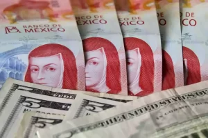 Peso mexicano retrocede y dólar se cotiza en 17.67 pesos este 5 de marzo