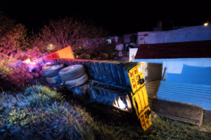 Tractocamión vuelca en la Perote-Xalapa a la altura de Las Vigas