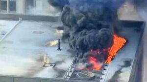 Incendio en rascacielos de Manhattan moviliza a bomberos durante el desfile de San Patricio