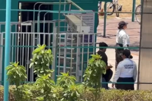 Indignación en Edomex: abandonan a recién nacido en bote de basura dentro de escuela