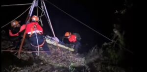 Extraen a hombre de barranco tras cinco horas de labor