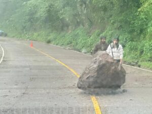 Reportan desprendimiento de rocas en “La Z” de la carretera Xalapa-Misantla