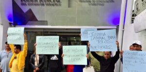 Ex trabajadores de Alto Lucero protestan por pago de laudos