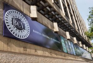 Estados Unidos flexibiliza sanciones y reabre operaciones bancarias con Venezuela