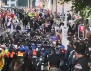 Tensión en Iztapalapa: Choque entre asistentes y policías por exceso de aforo