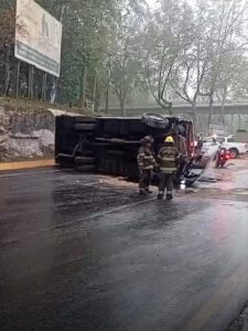 Autobús se accidenta en Lázaro Cárdenas; conductor resulta herido 