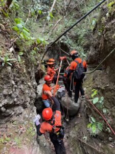 Hombre cae a barranco y muere en Tlaltetela