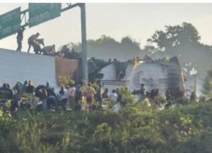 Tráiler cargado con carne se incendia en Jilotepec; se desata rapiña