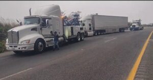 Vuelca tráiler con naranjas en Maltrata