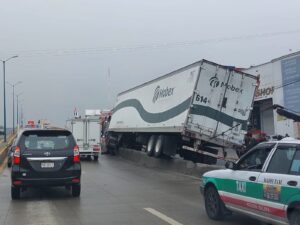 Percance madrugador: tráiler queda atrapado en el puente de Las Trancas