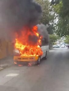 Arde unidad del transporte público en Veracruz; genera alarma entre vecinos
