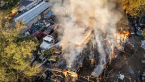 Incendio deja daños en vivienda y vehículos en la colonia Xochimilco Solidaridad
