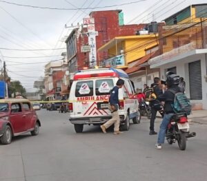 Hombre fallece tras sufrir infarto mientras conducía en avenida Ébano