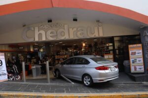  Adulta mayor entra a tienda Chedraui con todo y auto en el centro de Xalapa