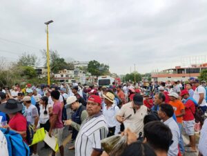 Pescadores bloquean acceso al Puente Tuxpan; exigen apoyos económicos