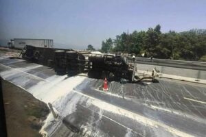 Rapiña tras volcadura de tráiler en la Xalapa–Perote deja dos heridos