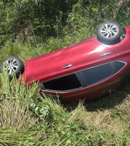 Auto cae a barranco en carretera Veracruz–Alvarado