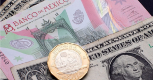 Peso mexicano cae frente al dólar