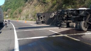 Vuelca camión en la Puebla–Córdoba
